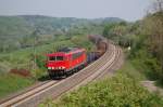 Die frischgewaschene 155 251-2 mit einem Gemischtwarenladen kurz hinter Altenebeken, 29.04.2011.