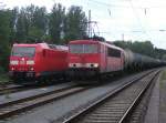 185 141 und 155 240 warten am 20.Mai 2011 mit ihren Gterzgen in Hochstadt-Marktzeuln auf die Weiterfahrt.