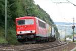 Railion 155 267 mit ein Gterzug an die linke Rheinstrecke nordlich von Bacharach.