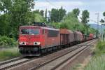 155 159-7 bewltigt mit einem gemischten Gterzug die Steigung zwischen Bad Honnef und Unkel. Aufgenommen am 28/05/2011.