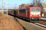 155 219-9 am 03. Mrz 2011 vor einem Gterzug nach der Durchfahrt durch den Bahnhof Berlin Schnefeld Flughafen 