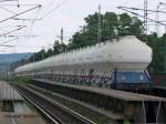 Nachschuss des Silozuges gezogen von 155 207 bei der berfahrt der Eisenbahnbrcke in Dresden Niederwartha.