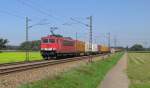 155 105-0 hatte am 20.08.2011 einen Containerzug am Haken. Hier fuhr der Zug in Ettlingen West vorbei. Meiner Meinung nach ist der Auslsepunkt etwas zeitig, denn die Lok ist nicht mittig zwischen den beiden hinteren Masten. Aber man kann es nicht ndern. ;)