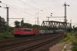 155 158-9 mit einem Containerzug bei der Durchfahrt durch Veddel (Ballinstadt) am 18.08.2011