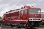 250 250 der ehemaligen Deutschen Reichsbahn in Originallackierung ausgestellt auf dem Gelnde des ehemaligen Bw und jetzigen Bahnmuseums Weimar zum Eisenbahnfest am 08.10.2011. Diese Maschine wurde damals im LEW Hennigsdorf entwickelt, um die in die Jahre gekommenen E 94 (BR 254)abzulsen. Auch gengten die bei der Reichsbahn vorwiegend eingesetzten E-Loks der Br 211 und 242 den gestiegenen Anforderungen immer weniger. Die BR 250 ist die mit ca. 7000 PS und einer Hchstgeschwindigkeit von 125km/h die leistungsfhigste Lokomotive die zu DDR-Zeiten gebaut wurde und leitete aufgrund ihres neuartigen Konzeptes eine neue Phase im Lokomotivbau ein.