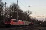 Die 155 112 zieht am 9.12.11 die 185 226 und einen gemischten Gterzug durch Ratingen-Lintorf.