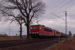 Am 26.2.2012 kommt die 155 270-4 mit einer anderen 155ziger und einem Gterzug im Schlepp zwischen Forstwald und Anrath daher.