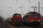 Wrend am 23.2.12 die Neusser Eisenbahn Mietlok 500 1567 (ex Chemion 09) in Ratingen-Lintorf auf Weiterfahrt warten berholt rechts die 155 030 mit einem gemischten Gterzug.