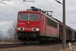 Im Gegengleis zieht 155 158-9 einen Güterzug am 19.02.2012 in Richtung Leipzig.