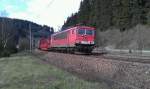 155 272 rollt am 20.04.2012 mit einem gemischten Gterzug die Frankenwaldrampe zwischen Steinbach am Wald und Frtschendorf herunter.