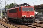 Hier 155 182-9, bei der Durchfahrt am 26.5.2012 durch Berlin Lichtenberg, in Richtung Berlin Nldnerplatz.