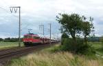 155 111-8 fuhr am 12.07.2012 mit einem Gterzug von Osnabrck nach Emden, hier bei Veenhusen.