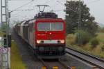 Bei Allerheiligen im Regen kommt die 155 220-7 mit einem Gterzug aus Nievenheim in Richtung Neuss gefahren. 14.9.2012