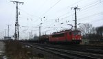 155 191-0 von Railion fhrt mit einem gemischten Gterzug bei der Ausfahrt in Kln-Gremberg und fhrt in Richtung Kln-Sd bei Regenwolken am 21.12.2012.