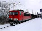 Winterzeit - 155 255-3 durchfhrt den eingeschneiten Bhf Stralsund-Rgendamm.  (am 03.03.05) 