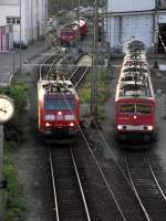 185 098-1 und 155 239-7 machen sich auf den Weg zu den Wagen am 02.09.11 in Mannheim Rbf