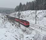 155 039-1 als Vorspannlok und 189 xxx sind am 20. Januar 2013 mit dem PKP-Kohlezug im Frankenwald bei Steinbach am Wald unterwegs.
