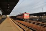 Hier 155 147-2 mit einem Gterzug, bei der Durchfahrt am 6.2.2013 durch Berlin Schnefeld Flughafen, in Richtung Wnsdorf-Waldstadt.