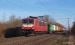 Die schne altrote 155 219-9 mit Latz mht sich am 05.03.13 mit einem langen Containerzug Hafenauswrts durch Hamburg-Moorburg.