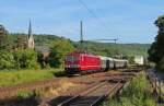 Deutsche Reichsbahn von ihrer schnsten Seite und das im Jahr 2013. Den Sonderzug des Eisenbahnmuseums Leipzig zum Tag der offenen Tr bei PIKO in Sonneberg zieht in diesem Jahr die E-Lok 250 137-7 der LEG. Hier durchfhrt der Zug am Morgen des 15.Juni pnktlich Bad Ksen.