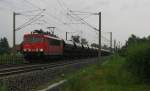 155 063-1 ihrer Schwestermaschine hinterher mit einem Ganzzug-Schttgutwagen. 07.07.12