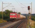 Eine 155er und eine 143er der MEG ziehen am 16. Juli 2013 einen Zementzug durch Gundelsdorf in Richtung Pressig.