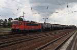 Hier 155 127-4 mit einem Kesselwagenzug, bei der Durchfahrt am 28.6.2013 durch Berlin Schnefeld Flughafen, in Richutng Berlin Grnauer Kreuz.