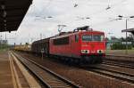 Hier 155 085-4 mit einem gemischten Gterzug, bei der Durchfahrt am 29.6.2013 durch Berlin Schnefeld Flughafen, in Richtung Genshagener Heide.