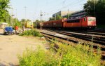 155 229-8 DB kommt aus Richtung Kln,Aachen-Hbf mit einem langen Autologistikzug aus Heilbronn nach Ruisbroek(B) und fhrt in Aachen-West ein,und auf dem Nebengleis steht eine Stopfmaschine und ein Schotterprofiliermaschine steht auf dem abstellgleis in Aachen-West in Abendsonne am einem schnem Sommerabend vom 8.7.2013. 