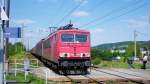 155 110-0 kommt hier mit ihrem Gterzug am Bahnbergang in Radebeul-Naundorf vorbei Richtung Dresden-Friedrichstadt (22.8.2013)