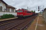 Am Samstagmittag kommt mit einem Mischer die 155 113-4 bei sehr trbem Wetter durch den Bahnhof Leutesdorf hindurch gefahren in Richtung Neuwied. 14.9.2013