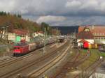 155 111-8 steht am 30. Oktober 2013 mit einem gemischten Gterzug im Bahnhof Kronach.