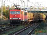 Am 25.10.06 zog die BR 155 147-2 im letzten Sonnenlicht ihren mit  Stammholz beladenen Zug in den Seehafen Rostock.