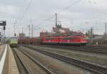 155 196-9 (MEG 705) und 155 119-1 (MEG 706) ziehen am 03. Februar 2014 einen Holzzug in den Bahnhof Bamberg.
