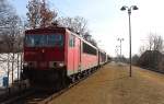 155 112-6 durchfährt am 01.03.2014 mit dem GA 52813, HBS-DML (Braunschweig-Mosel), Zwickau-Pölbitz zum VW-Werk nach Mosel. Ein ausrichten des Bildes ist in Pölbitz gar nicht so einfach da die Lampen in verschiedene Richtungen zeigt.