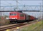 155 147-2 ist mit einem Gterzug unterwegs auf die Insel Rgen.  (Stralsund am 07.05.06)