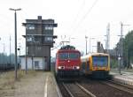 155 017 mit CS 61647 (Knigs Wusterhausen–Spreewitz) und ODEG VT 650.70 als OE 92486 (Grlitz–Hoyerswerda) am 15.09.2009 vor dem Stellwerk  W2  in Hoyerswerda