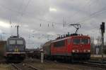 155 239 am 22.2.14 mit einem Mischer in Krefeld-Linn.Links steht Hectorrail 241.006 abgestellt.