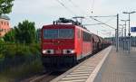 155 019 zog am 14.06.15 einen Schwenkdachwagenzug durch Bitterfeld Richtung Dessau.