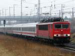 Verkehrte Welt in Stralsund! Jetzt darf ein Container (155 079) endlich auch mal einen IC ziehen! (Stralsund, 21.02.07)