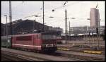 155077 wartete am 26.04.1992 um 11.10 Uhr im HBF Leipzig vor einem Nahverkehrszug auf den Abfahrtauftrag.