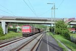 Am 25.5.05 fuhr 155 203 mit einem Güterzug Richtung Würzburg unter der Brücke im Bahnhof Oberdachstetten durch.