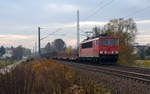 155 004 schleppte am 06.11.16 auf dem Gegengleis einen gemischten Güterzug durch Jeßnitz Richtung Dessau.