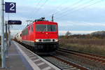 Fünf Minuten vor der Abfahrt meiner RB 12 durchfährt die 155 049-0 der MEG am 04.11.2016 den Bahnhof Nassenheide und sorgt für ein tüchtig kalte Brise.