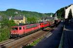 Am 10. Mai 2015 endete einer der diversen Bahnstreiks und der tagelang stillstehende Güterverkehr rollte langsam wieder an. Vermutlich verhalf diese Tatsache zu folgendem Foto, welches in Sankt Goar aufgenommen wurde: Mit einem gemischten Güterzug rollt 155 035 durch die malerisch am Rhein gelegene Ortschaft, hinter der Lok ist die abgebügelte Schwesternmaschine 155 261 eingereiht. Von der anderen Rheinseite grüßt Burg Katz herüber.