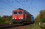 Das wohl letzte Bild der 155 213 in Verkehrsrot. 
Zwischenzeitlich ist die Lok in den Farbtopf gefallen und trägt das IntEgro Farbschema und cruist damit durchs Land. 
Gezogen von einer V100 der PRESS konnte sie am 06.05.16 auf dem Weg nach Dessau in Thekla aufgenommen werden.