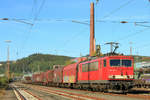 Am 05.10.2018 hatte 155 178 die Aufgabe, einen leeren Coil-Ganzzug vom Kreuztaler Gbf nach Duisburg Hbf zu bringen. Hier ist die Fuhr am frühen Nachmittag in Siegen-Geisweid zu sehen.

Die Lok gehört der Railpool GmbH, früher war sie Eigentum der DB Cargo AG, an welche sie heute auch wieder vermietet ist. Der Sinn dahinter ist für mich eher weniger verständlich.
Erst-Bw war vom Abnahmedatum am 25.06.1982 bis 31.05.1989 das BW Leipzig Hbf West.