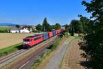 155 183 mit einem Containerzug am 15.09.2019 bei Stephansposching.