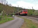 155 222-3 (WFL) zu sehen mit einem Holzzug am 02.05.20 in Kaulsdorf.