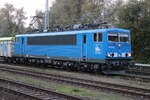 155 026-2(155 211-6)stand am Abend des 14.10.2022 mit dem Wasserglas-Leerzug von Rostock-Bramow nach Wurzen in Rostock-Bramow.